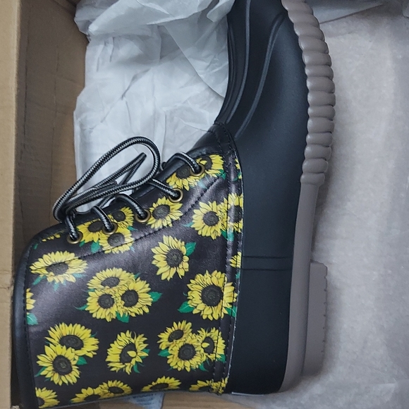 Simpley Southern Sunflower Lace Up Rain 